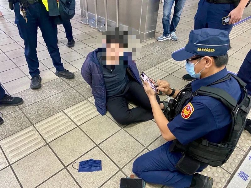女硕士幻听刀袭高中生 台再发生捷运伤人案